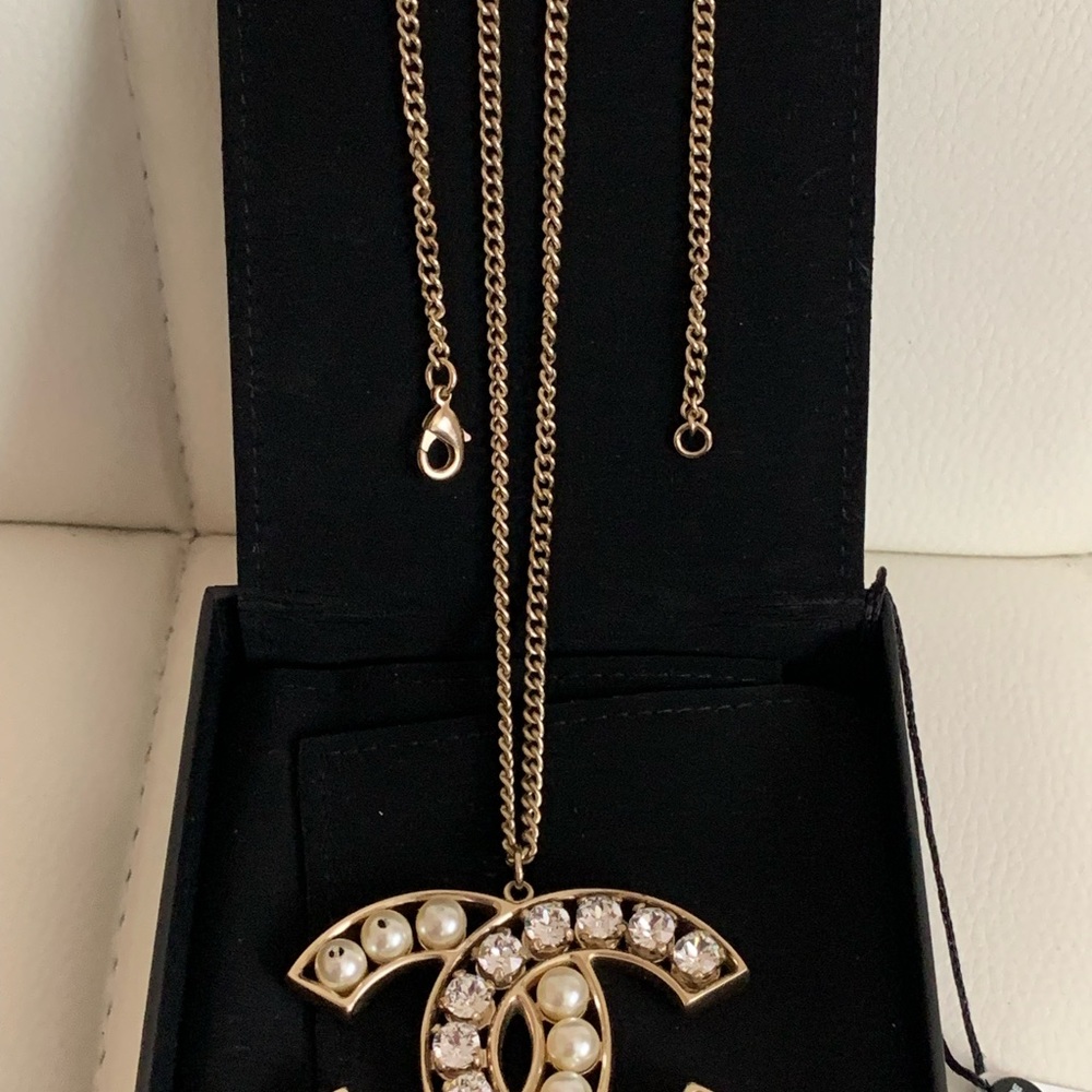 CHANEL Golden tone Pendant Necklace